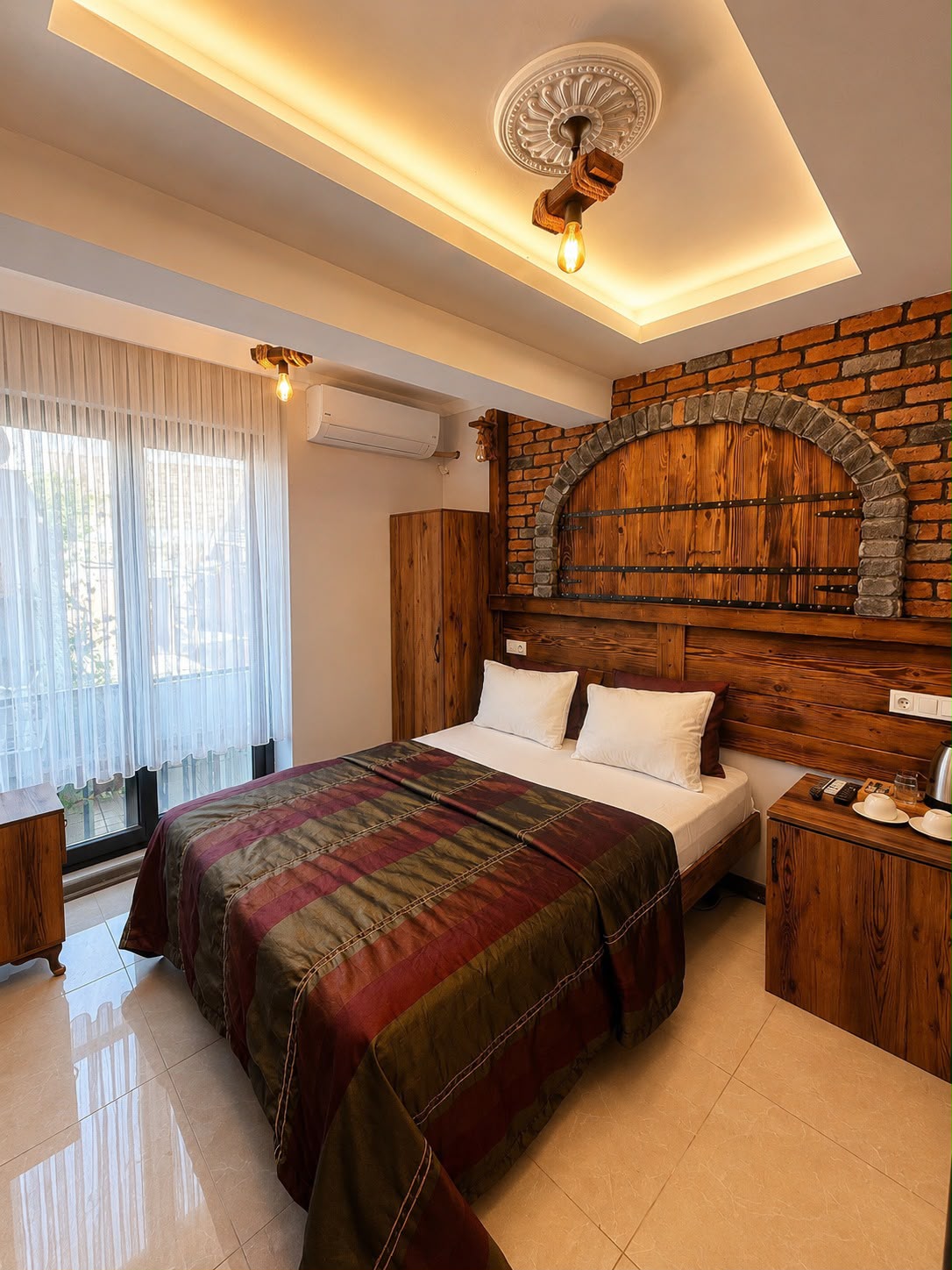 Ahşap ve taş detaylı butik otel odası