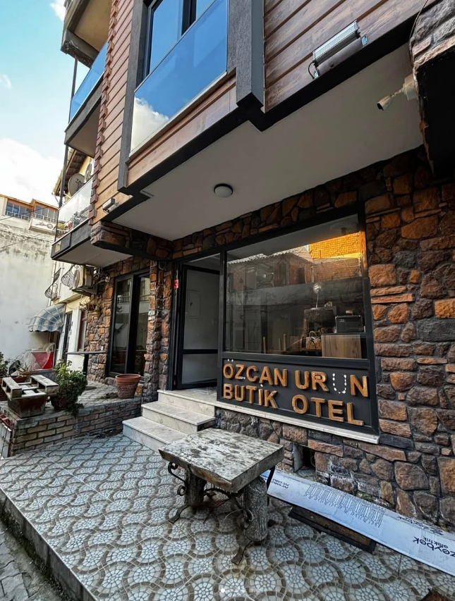 Özcan Urun Butik Otel taş cepheli girişi, Avşa Adası