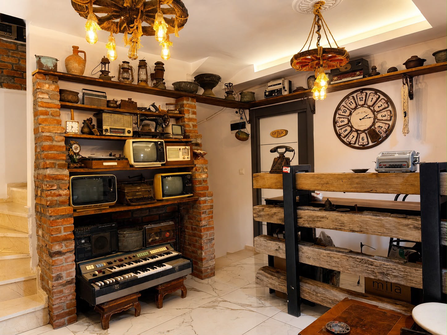 Özcan Urun Butik Otel nostaljik resepsiyon ve lobi alanı
