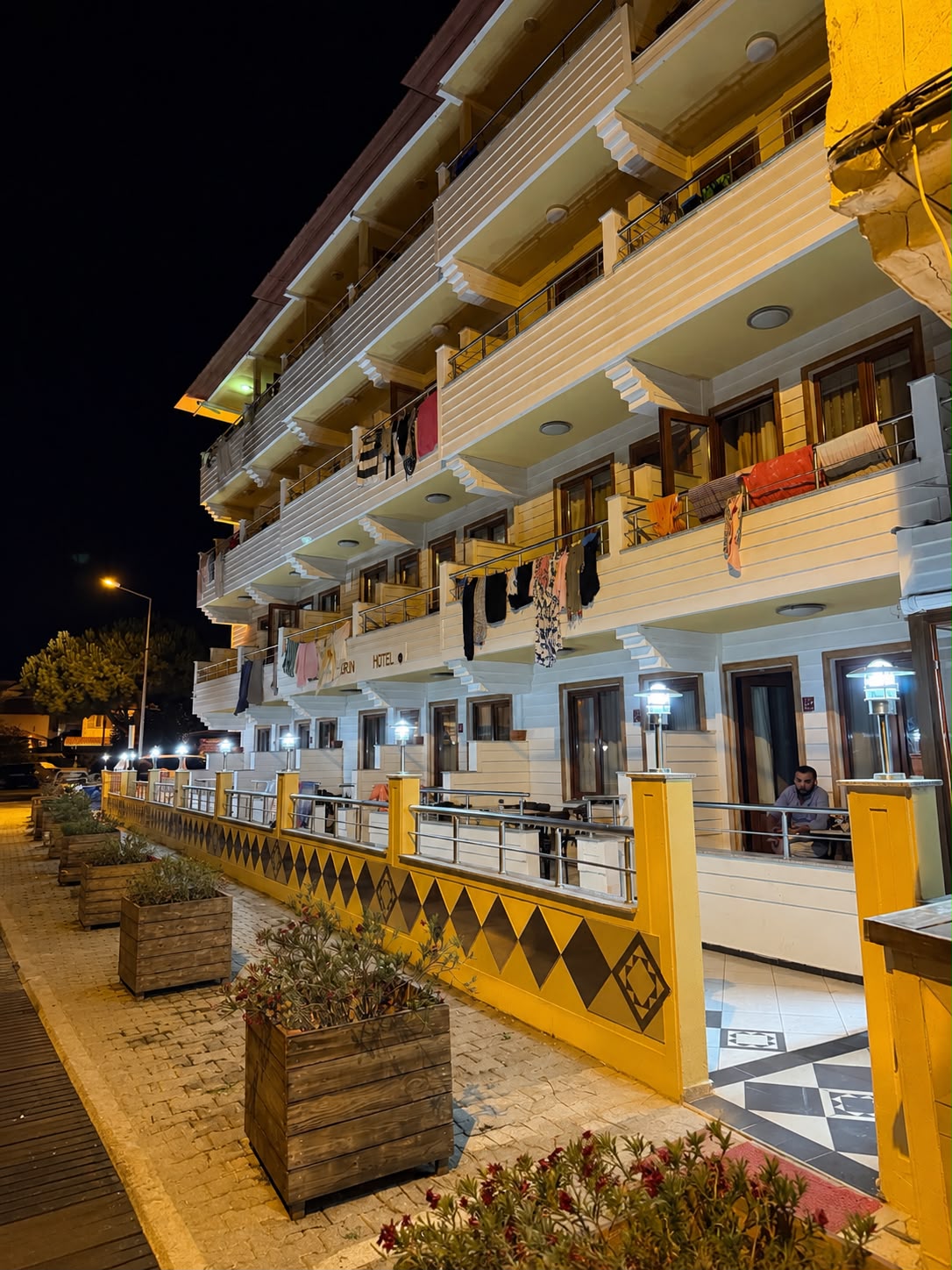 Özcan Urun Motel dış cephesi akşam ışıklarıyla, Avşa Adası