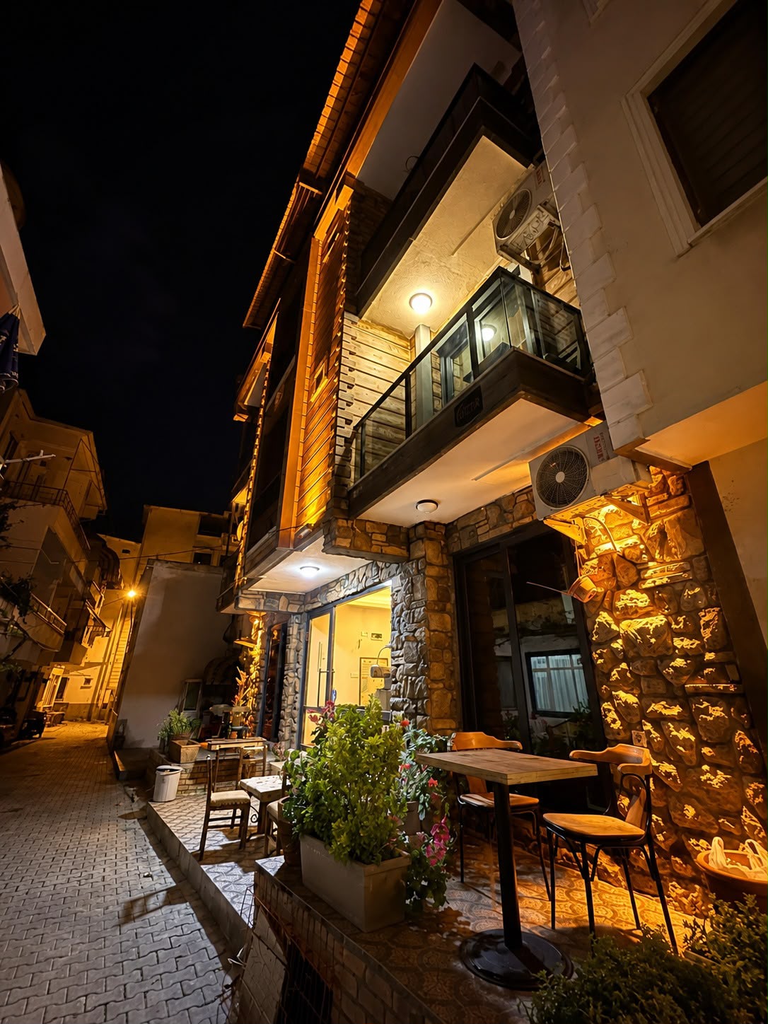 Akşam ışıklarıyla otel terası ve oturma alanı